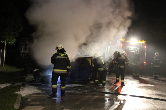Feuerwehr löschte brennenden PKW auf Firmenparkplatz in Wels