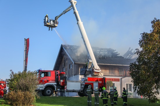 Groeinsatz fr 15 Feuerwehren bei Brand einer Schokoladenmanufaktur in Frankenmarkt