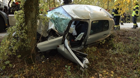 PKW-Lenkerin (18) kracht bei Verkehrsunfall in Dietach frontal gegen Baum