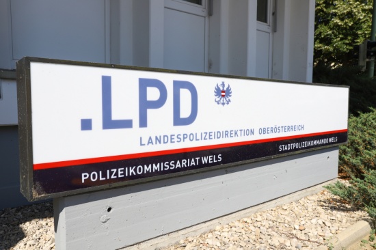 Fahndung nach Tatbeteiligtem eines Raubberfalls auf Familie mit Baby in Wels-Innenstadt
