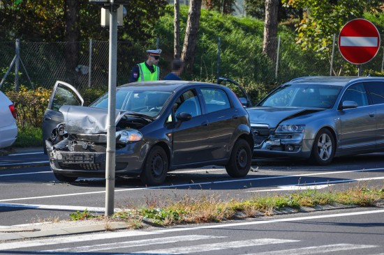 Stau nach Auffahrunfall mit drei beteiligten Fahrzeugen in Wels-Neustadt