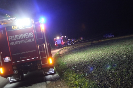 Feuerwehreinsatz durch verunfalltes Fahrzeug im Feld in Weißkirchen an der Traun