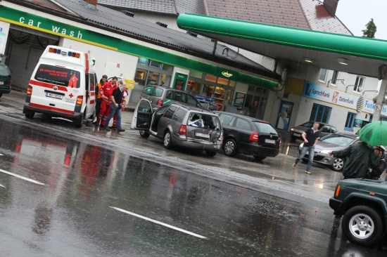 Verkehrsunfall mit drei Fahrzeugen bei Tankstellenzufahrt in Sattledt