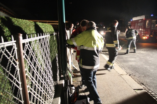 Feuerwehr musste nach Unfall beschädigten Straßenbeleuchtungsmasten entfernen