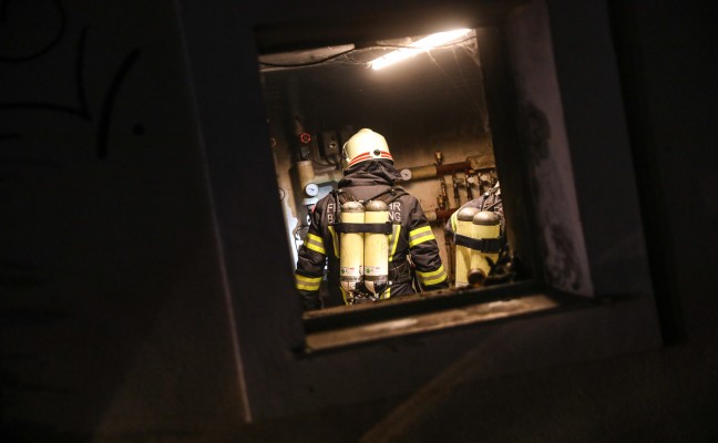 Brandeinsatz durch defekte Heizungsanlage in altem Bauernhof in Bachmanning
