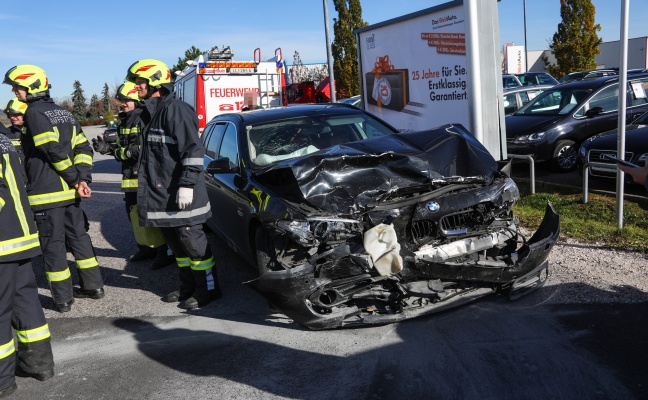 Kreuzungscrash mit Postauto in Asten fordert einen Verletzten