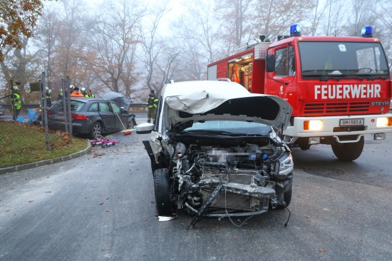 Schwerer Verkehrsunfall auf Gmundener Straße in Laakirchen fordert zwei Verletzte