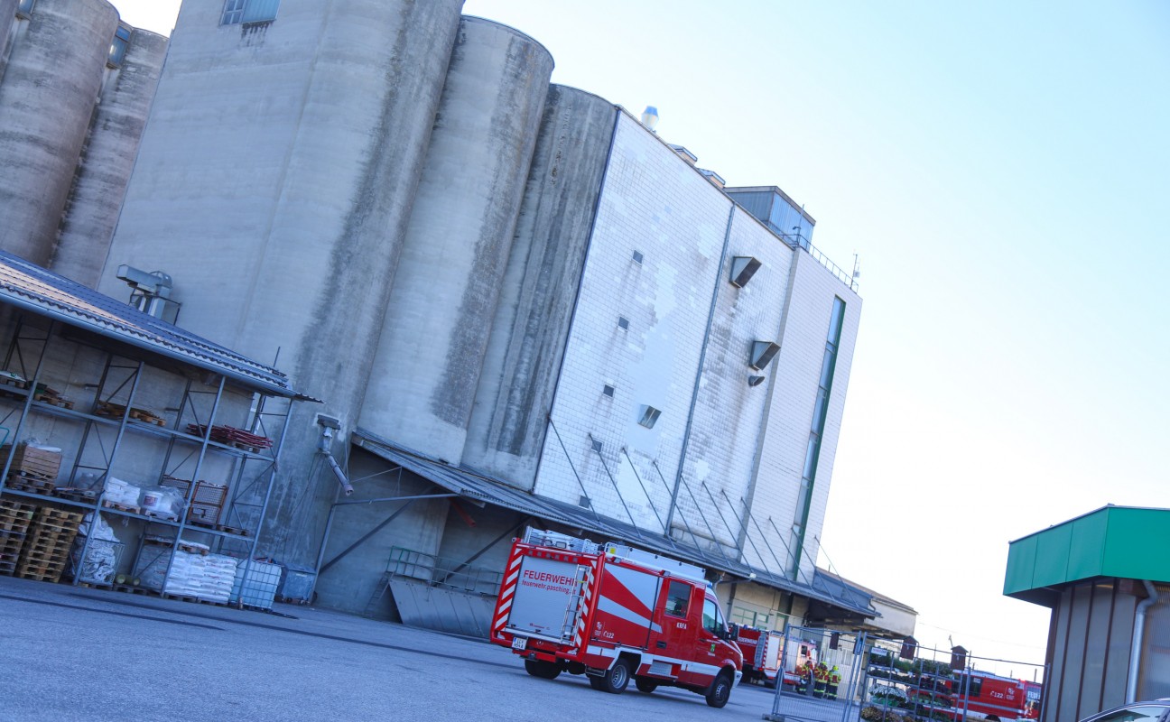 Zwei Feuerwehren bei Silobrand in Pasching  im Einsatz 