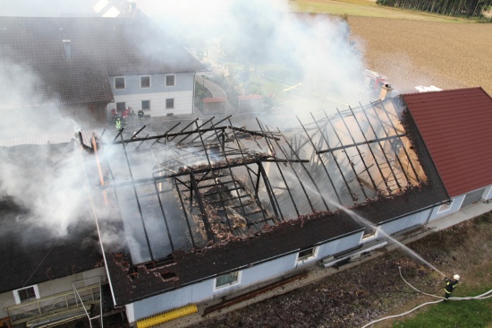 Maschinenhalle eines Bauernhofes in Eberstalzell ging in Flammen auf