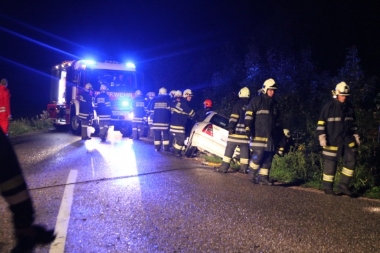 Feuerwehr befreite Beifahrer nach Unfall in Bad Wimsbach-Neydharting aus Fahrzeug