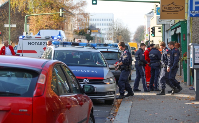 Person bei Streit auf offener Straße in Wels-Innenstadt schwer verletzt