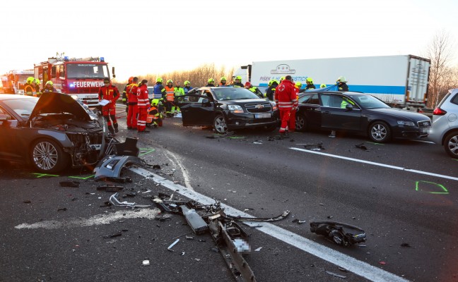 Schwerer Crash mit vier beteiligten Autos auf Welser Autobahn bei Pucking fordert zwei Verletzte