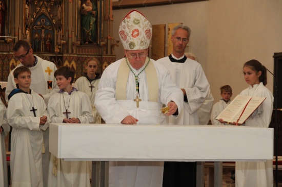 Bischof Schwarz weihte neu gestalteten Altarraum der Welser Stadtpfarrkirche