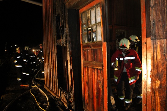 Feuerwehr bei Brand eines Lagerschuppens beim Welser Lokalbahnhof im Einsatz