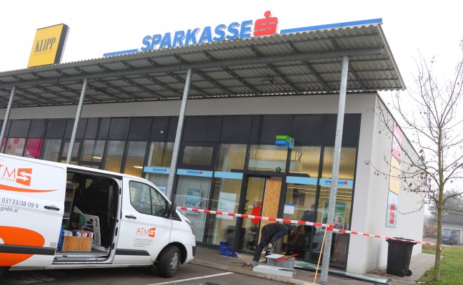 Bankomat aus Foyer einer Bankfiliale in Lenzing gerissen