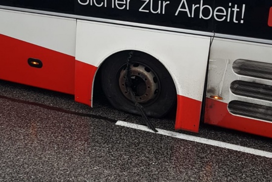 Linienbus verlor in Peuerbach während Fahrt einen Zwillingsreifen