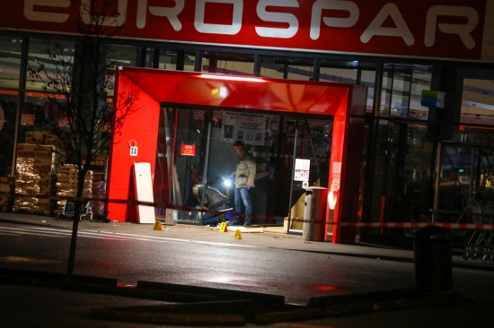 Stundenlange Fahndung erfolgreich: Vier  Tatverdchtige nach Diebstahl zweier Bankomaten gefasst