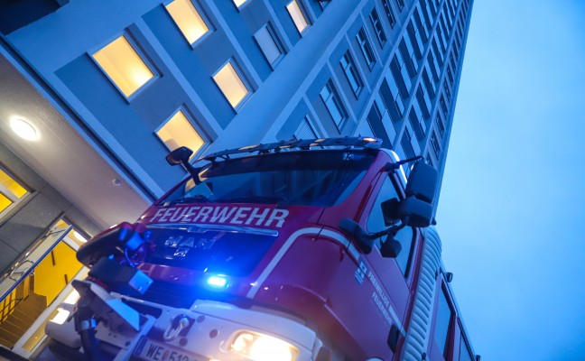 Feuerwehr bei Brand eines Türkranzes im Maria-Theresia-Hochhaus in Wels-Innenstadt im Einsatz