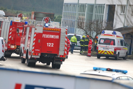 Gefahrstoffaustritt bei Unternehmen in Pucking sorgt fr Einsatz der Feuerwehr