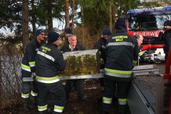 Schwerer Tresor in Wels-Puchberg mit vereinten Kr�ften aus Teich gefischt