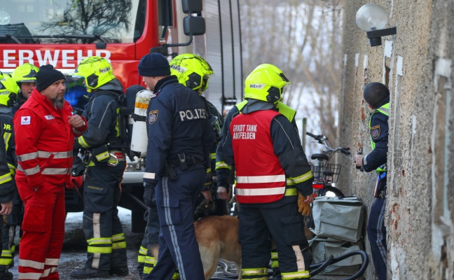 Vier Feuerwehren bei Brand einer Zwischdecke eines alten Bauernhofes in Ansfelden im Einsatz