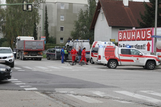 Radfahrer bei Verkehrsunfall in Wels beinahe von LKW überrollt