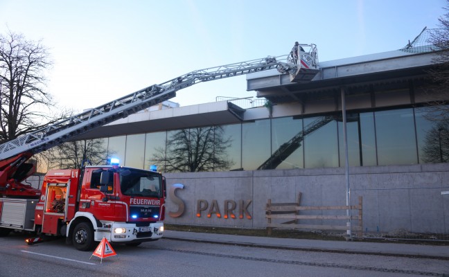 Sicherungsarbeiten nach Sturmschaden auf Baustelle in Wels-Pernau