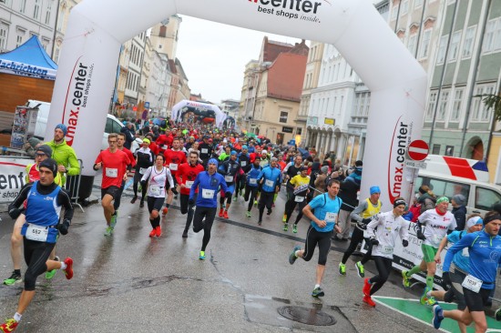 13. Silvesterlauf in der Welser Innenstadt lockte viele Sportlerinnen und Sportler