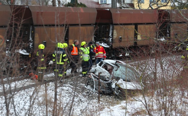 Tödliche Kollision mit Güterzug auf Bahnübergang in Micheldorf in Oberösterreich