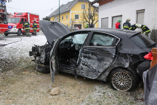 Auto bei Verkehrsunfall in Hartkirchen gegen Baum und Garage gekracht und in Garten gelandet