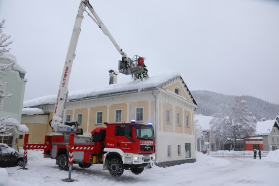 Schneelast auf den Dächern beschäftigt die Einsatzkräfte der Feuerwehren