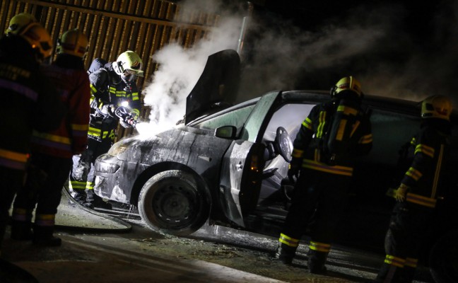 PKW-Brand in Wels-Puchberg mit Feuerlöschern erfolgreich eingedämmt