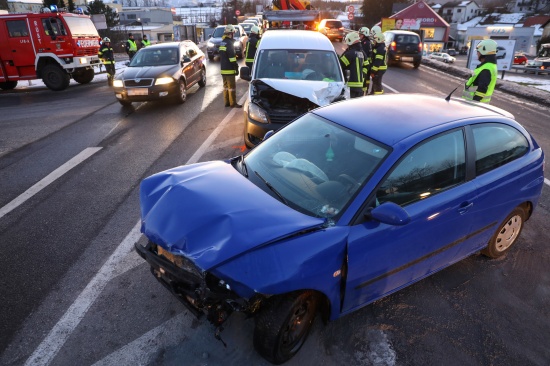 Kollision zweier Autos auf Salzkammergutstrae in Gmunden