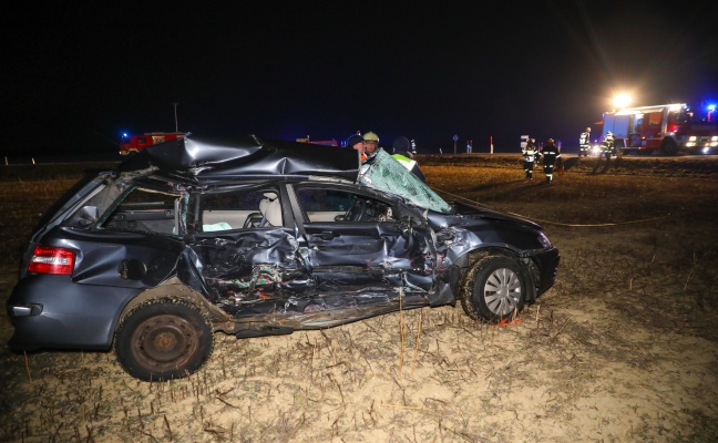 Autolenker bei Kollision mit LKW in Schiedlberg schwer verletzt