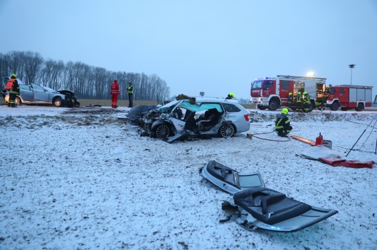 Schwerer Frontalcrash mit eingeklemmter Person auf Paschinger Strae in Oftering