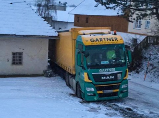 LKW-Bergung bei Kremsmnster - Sattelzug steckte in Ortschaft fest