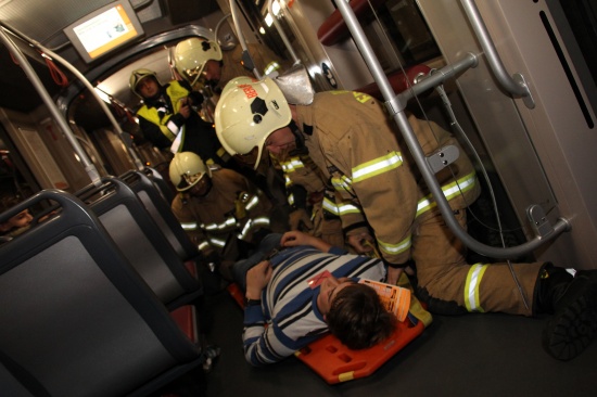 Notfallübung in einem Straßenbahntunnel in Linz