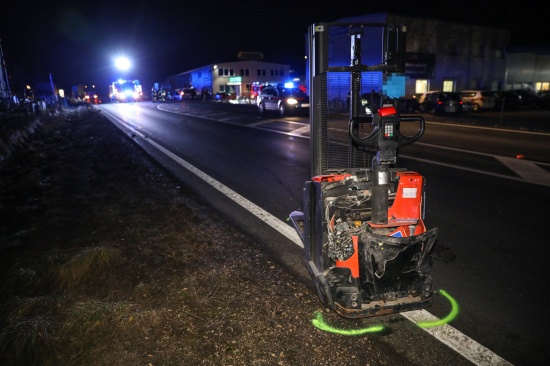 Kollision mit "Ameise": Vier Autos und ein Hubwagen bei Sattledt in Unfall verwickelt