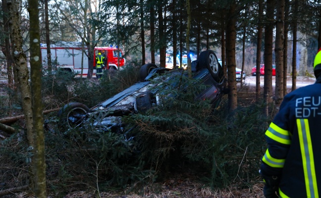 Auto bei Unfall in Edt bei Lambach in ein schwer einsehbares Waldstück überschlagen