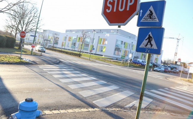 Fahrerflucht: Schüler (10) auf Schutzweg in Wels-Vogelweide von Auto angefahren