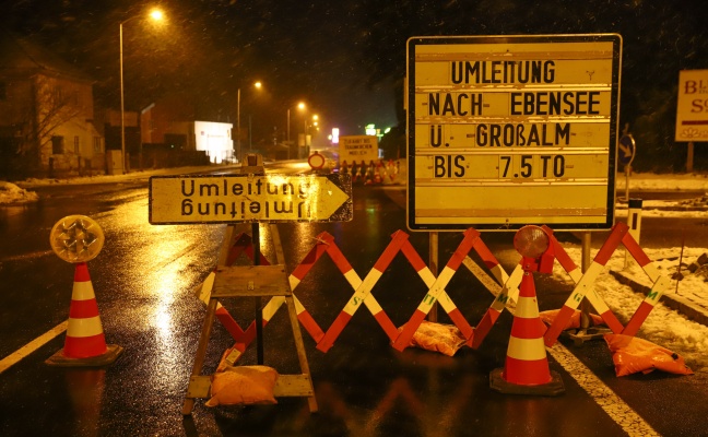 Straße und Bahnstrecke zwischen Traunkirchen und Ebensee am Traunsee wegen massivem Felssturz gesperrt