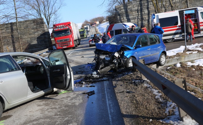 Verkehrsunfall mit drei beteiligten Autos bei Sattledt