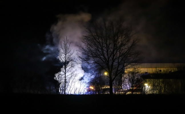 LKW-Brand auf Gelände eines Logistikzentrums in Hörsching