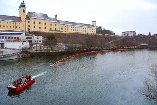 Starke lverschmutzung von Ager und Traun sorgt fr Groeinsatz der Feuerwehren