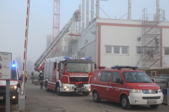 Feuerwehr und Rotes Kreuz retten Arbeiter nach Notfall vom Dach
