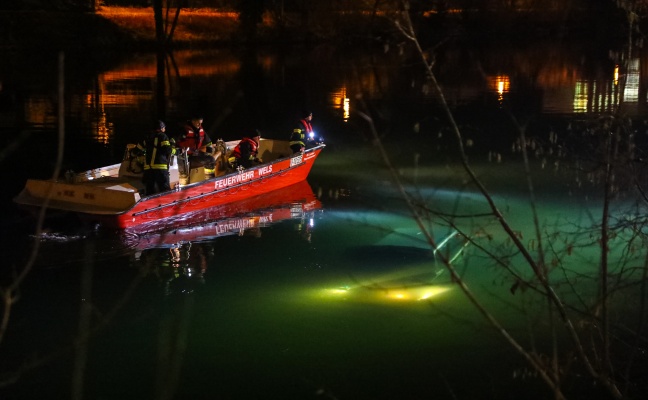 Auto bei Unfall in Wels-Innenstadt samt Lenker und Beifahrer in die Traun gestrzt