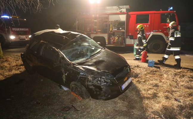 Auto bei Unfall auf Wiener Straße in Edt bei Lambach überschlagen