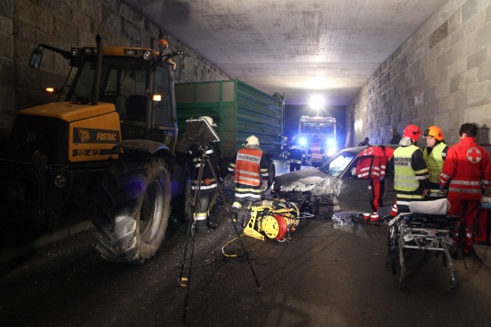 Schwerer Verkehrsunfall mit Traktor in Unterführung auf der Leombacher Straße