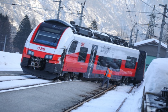 Cityjet im Bahnhof Steeg-Gosau in Bad Goisern am Hallstttersee entgleist