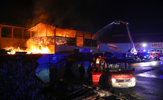 Großbrand bei einem Gewerbebetrieb in Raab